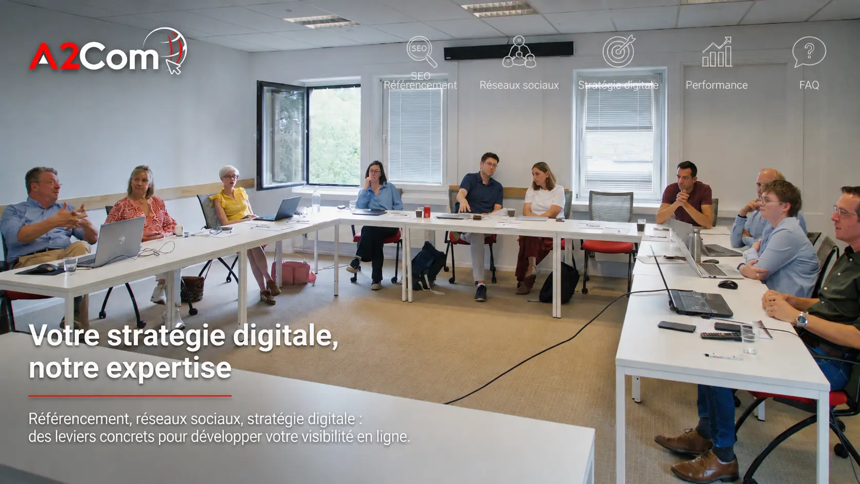 Réunion d’équipe en visioconférence et brainstorming autour d’un projet de stratégie digitale, sur plaque affichage A2Com en haut à gauche.