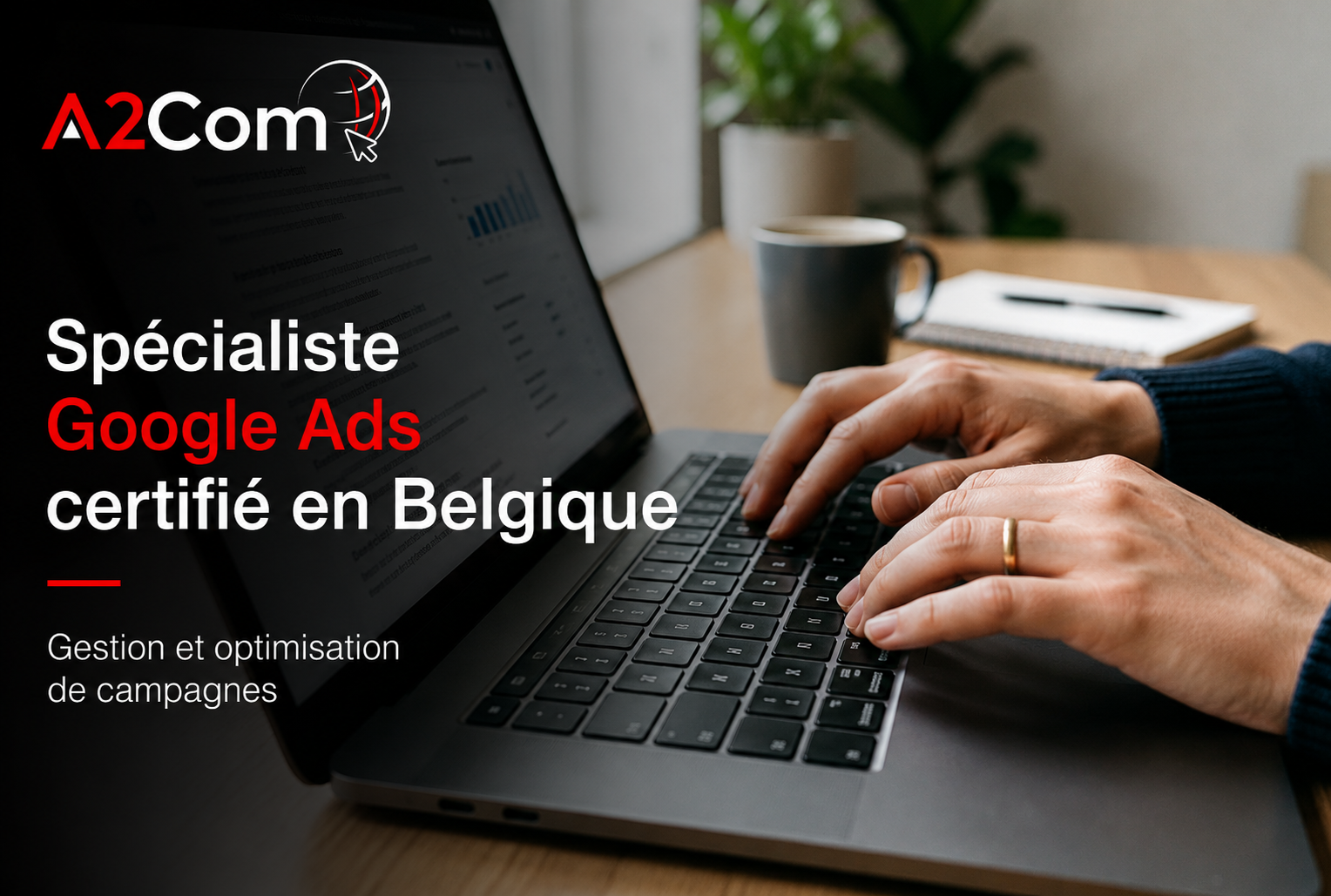 Spécialiste Google Ads certifié en Belgique sur fond d’ordinateur portable et main tapant le clavier, logo A2Com.