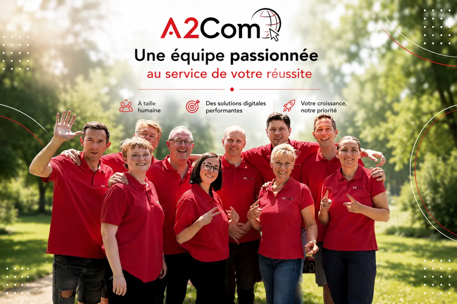 Équipe A2Com en polo rouge souriante dehors, groupe uni et bienveillant, logo A2Com en haut, slogan « Une équipe passionnée au service de votre réussite ».