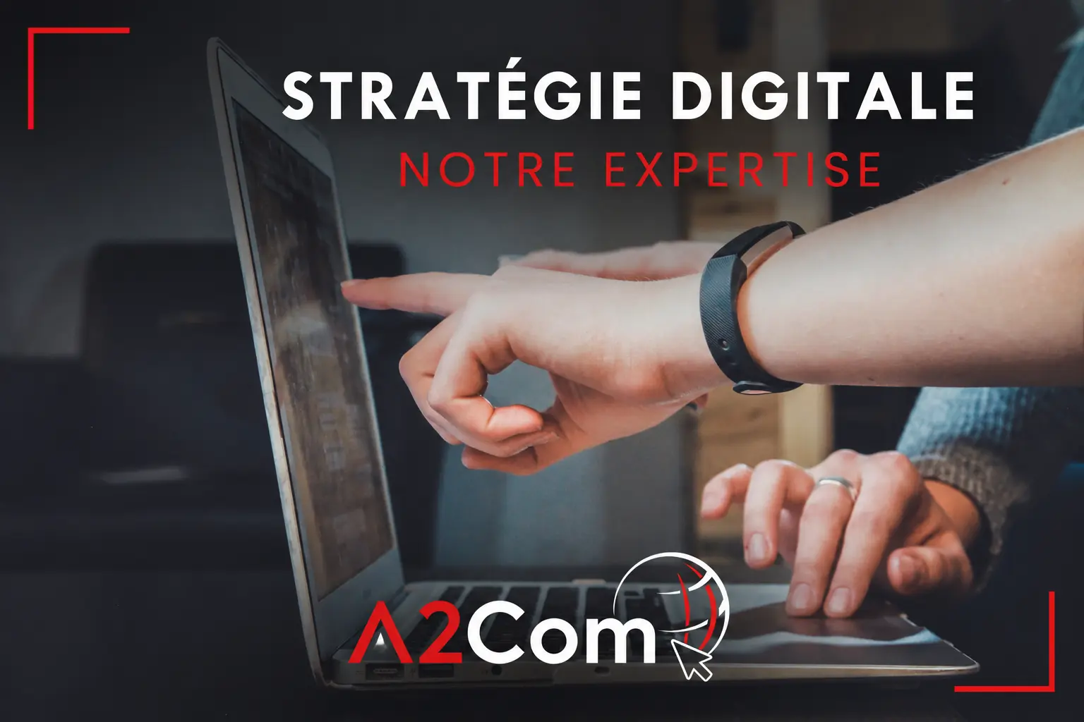 Stratégie digitale et expertise, deux mains pointant l’écran d’un ordinateur portable, logo A2Com en bas.