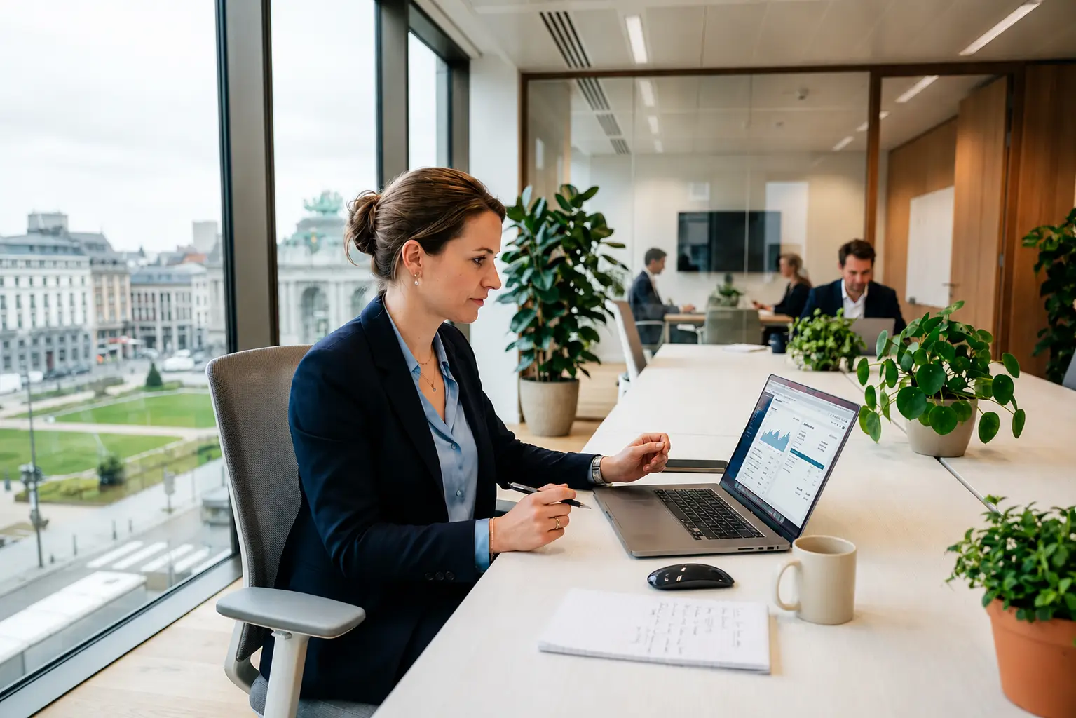Consultante en comptabilité et fiscalité dans un bureau d'experts-comptables 100 % digital, Ficotax présente ses services depuis un espace de travail moderne avec laptop et documents.